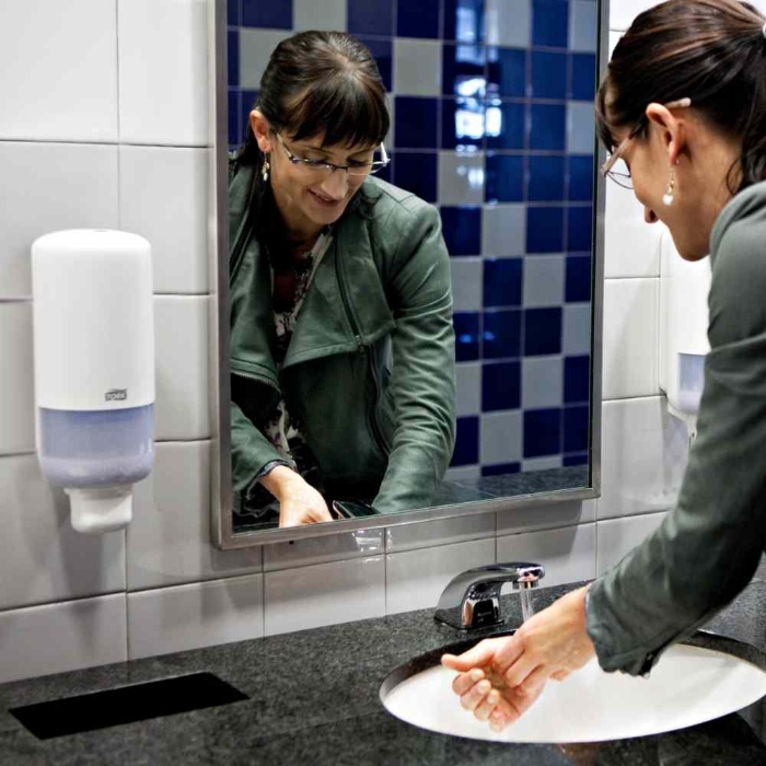 Tork Sıvı Sabun Dispenseri Büyük Beyaz resmi
